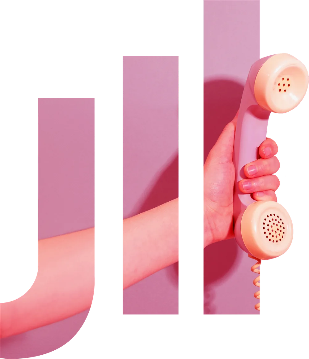Main tenant un combiné téléphonique rose, dans les lettres « jll »
